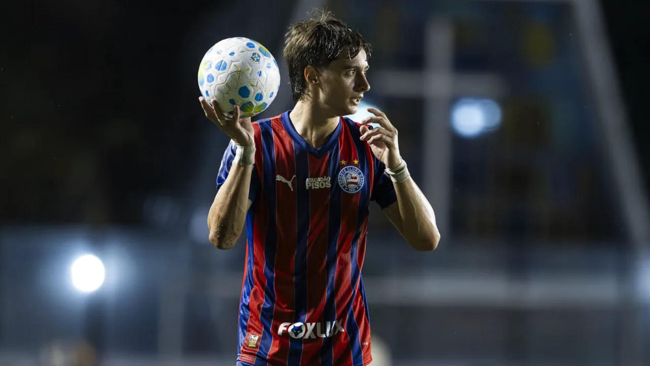 Microfone de narrador esportivo em estúdio de transmissão com telão exibindo jogo da Seleção Brasileira ao fundo