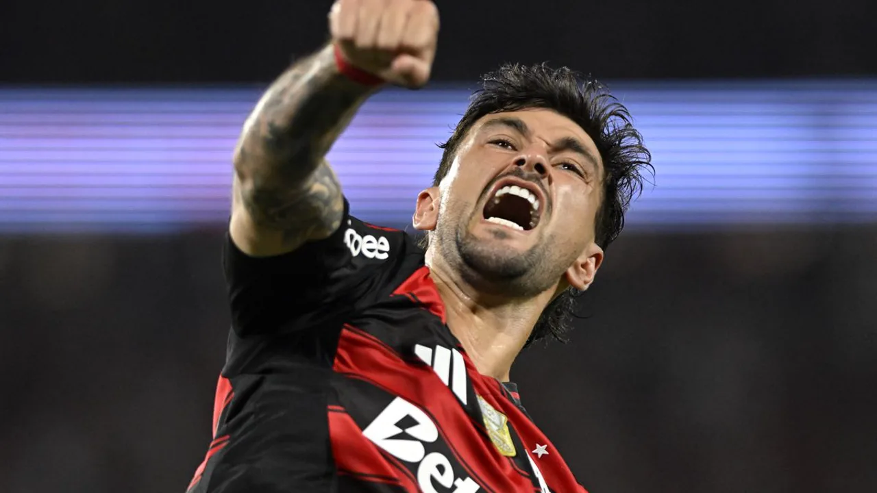 Giorgian Arrascaeta comemorando gol pelo Flamengo no Maracanã com a camisa rubro-negra