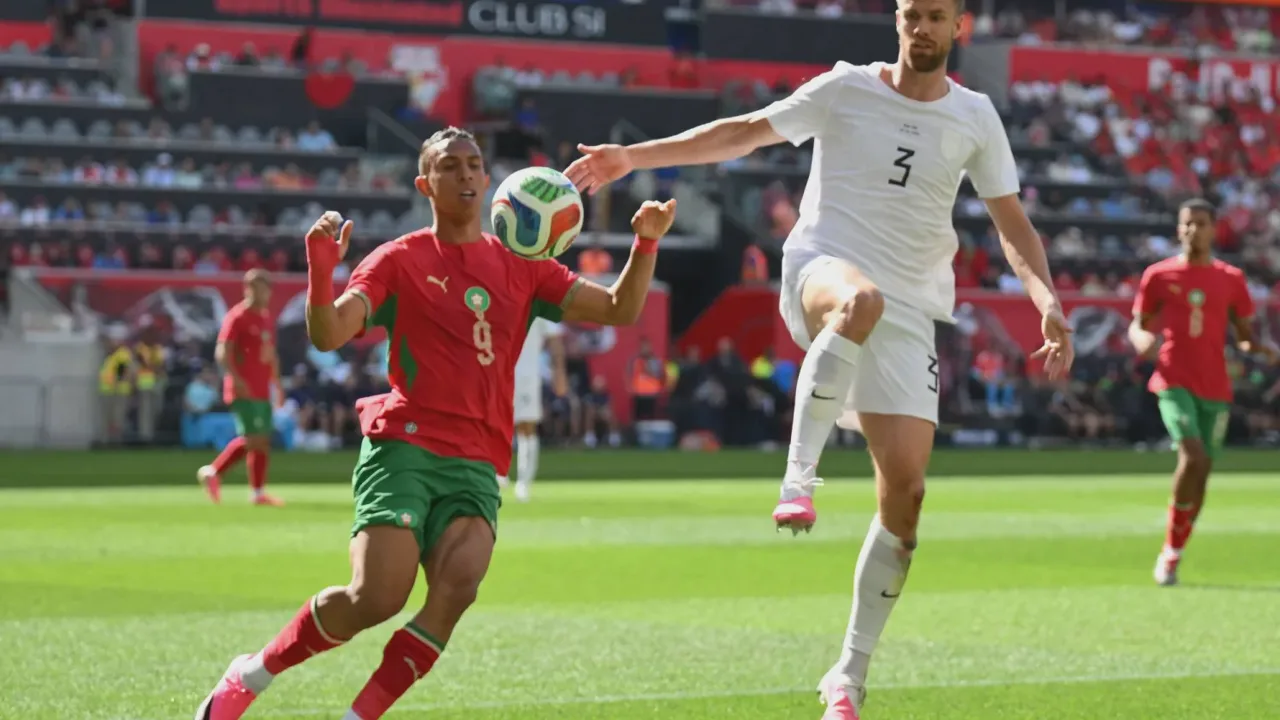 Thomas Tuchel na beira do campo durante partida da seleção inglesa em Wembley, 2025