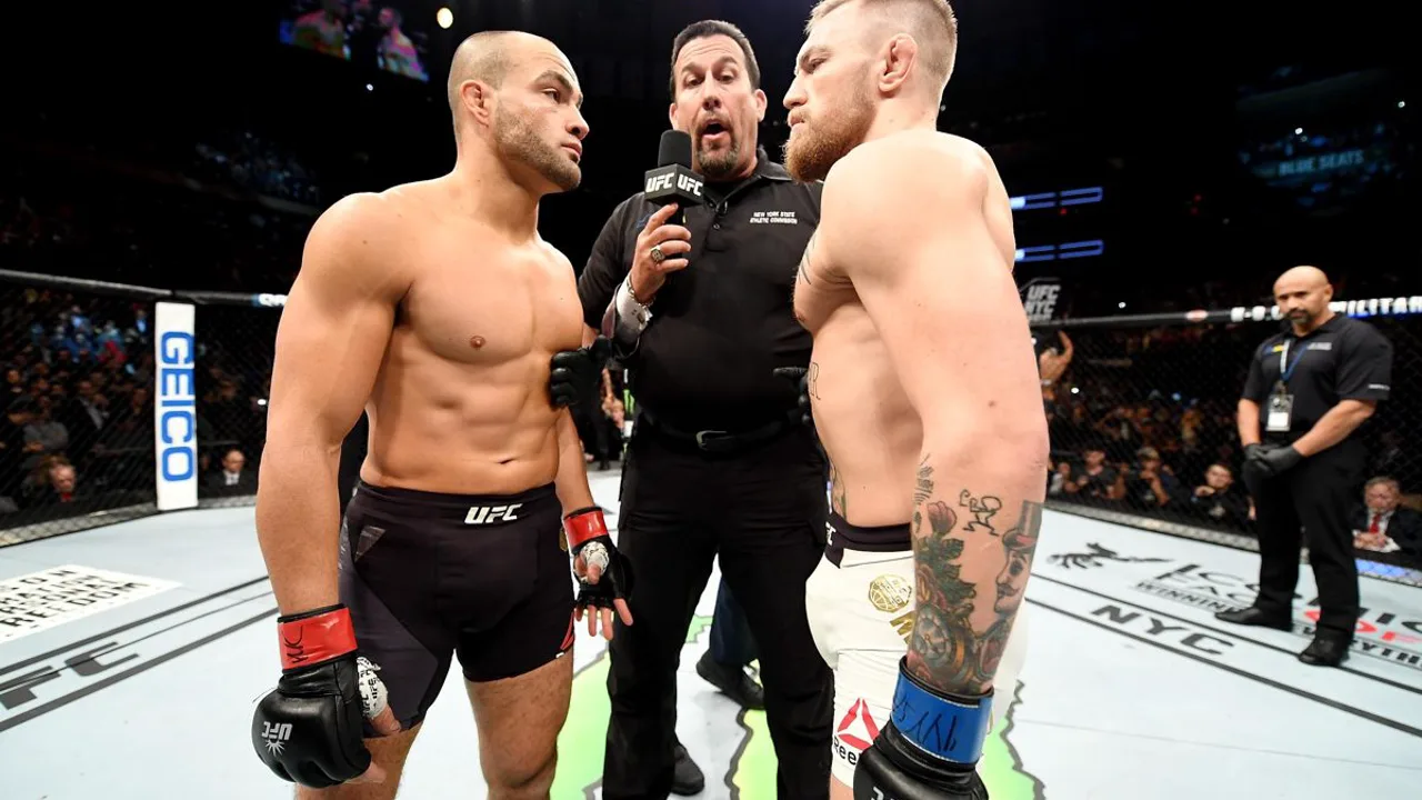 Octógono montado no gramado da Casa Branca com ring girls em uniforme especial para o UFC 329 em junho