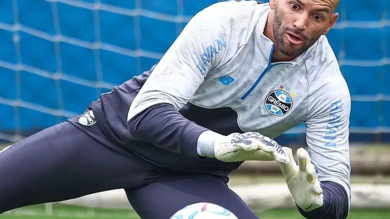 Árbitro Wilton Sampaio em campo durante partida de Copa do Mundo, com uniforme oficial da FIFA