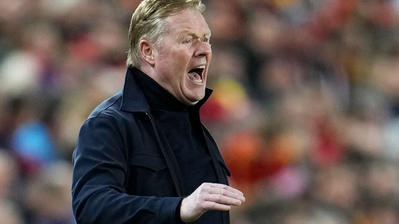 Ronald Koeman gesticulando na beira do campo durante amistoso da seleção holandesa, expressão de insatisfação