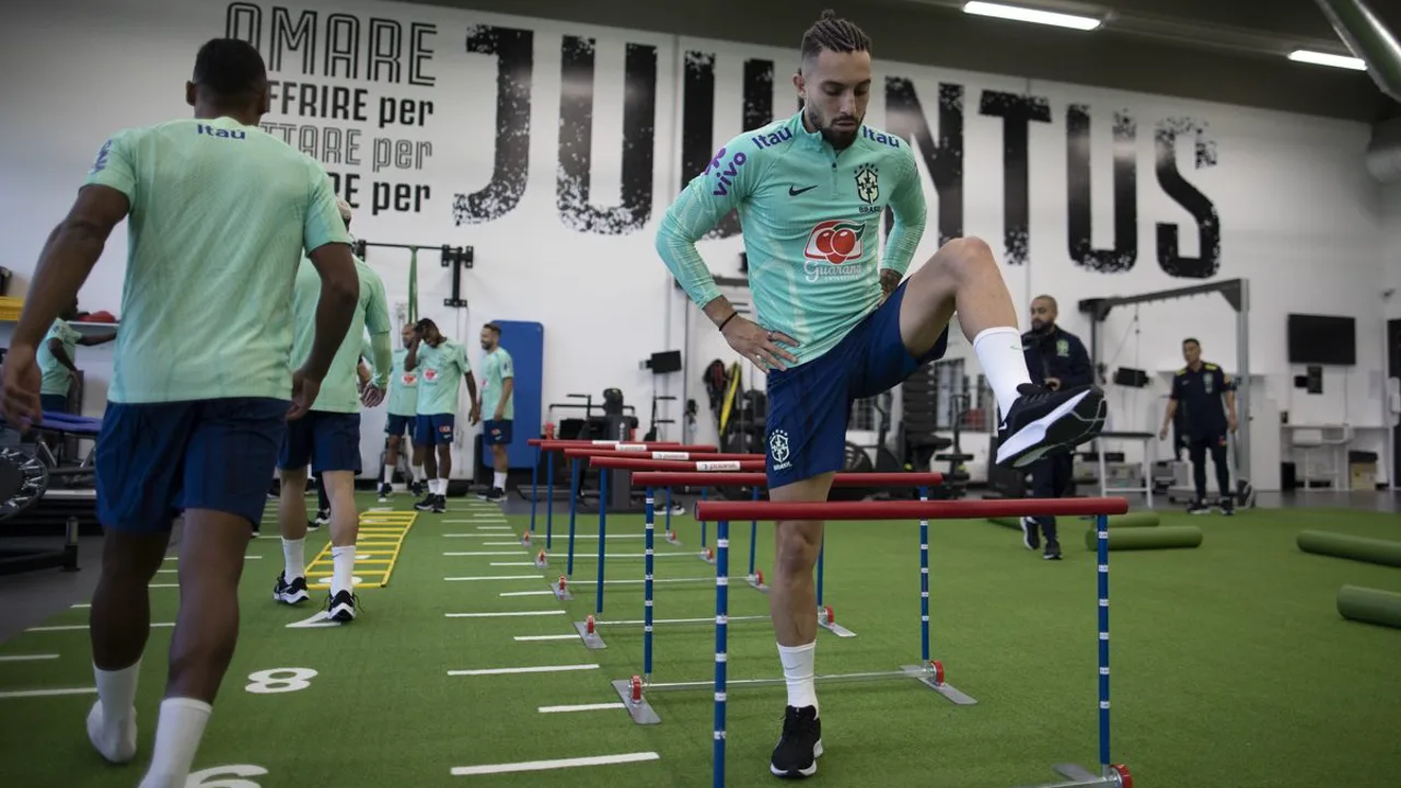 Tite em preleção com jogadores da Seleção Brasileira durante preparação para a Copa do Mundo
