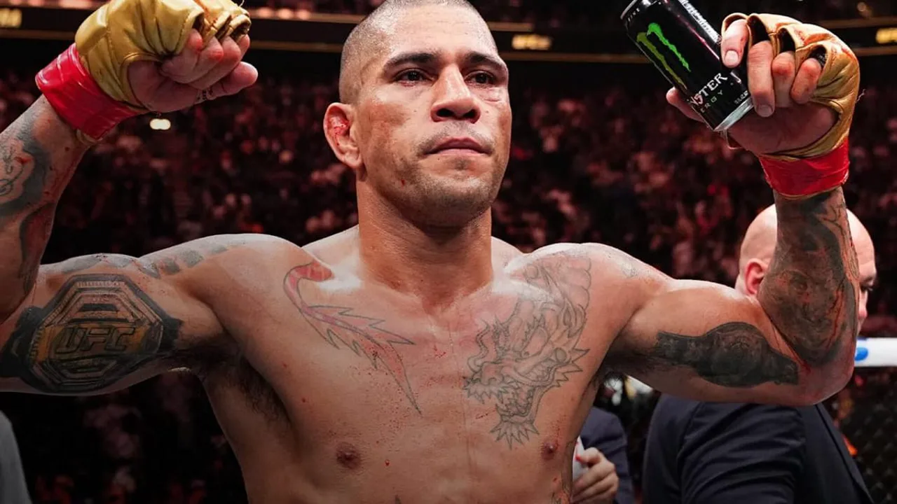 Alex Poatan com o cinturão dos meio-pesados do UFC, olhando para o octógono antes de sua luta pelos pesados