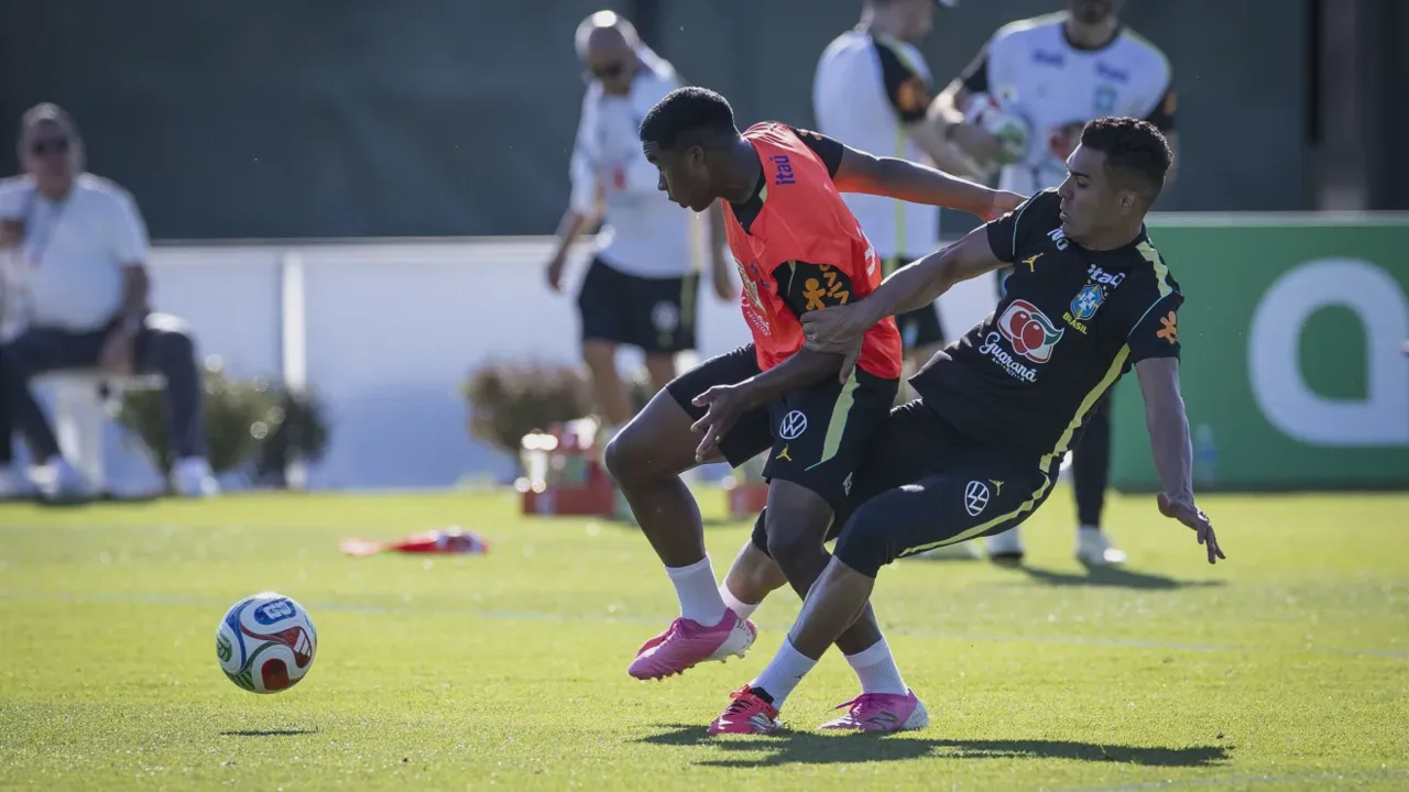 Leo Nannetti, goleiro do Flamengo, realiza defesa durante treino da Seleção Brasileira nos Estados Unidos antes da Copa do Mundo