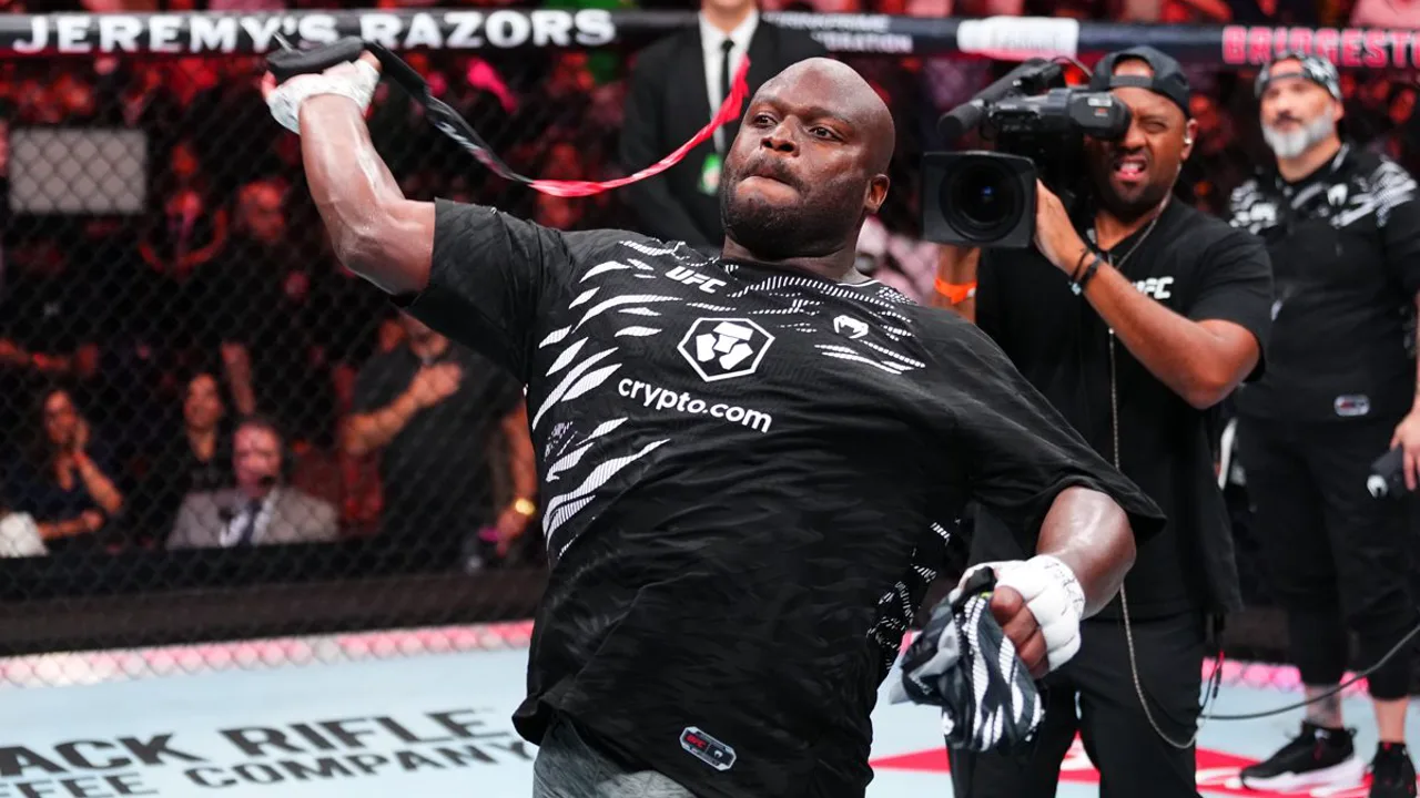 Derrick Lewis em posição de combate no octógono do UFC, expressão concentrada, luvas levantadas