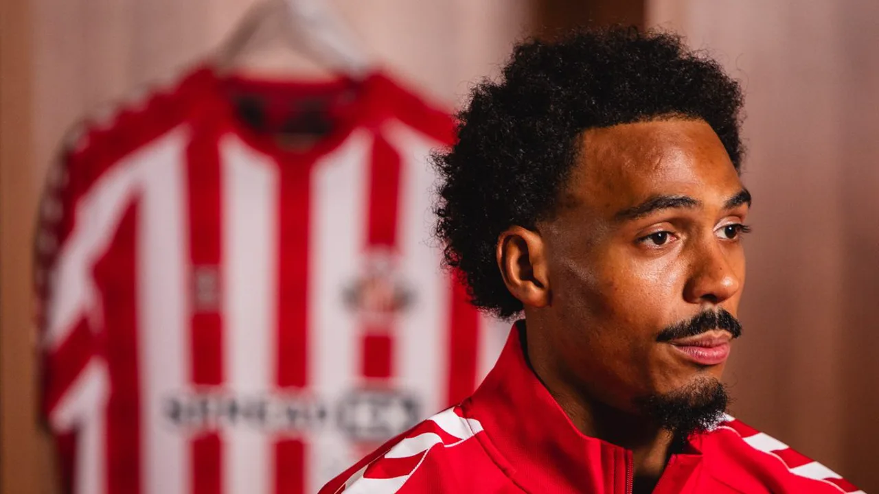 Wilson Isidor em ação pelo Sunderland na Premier League, com a camisa listrada do clube inglês