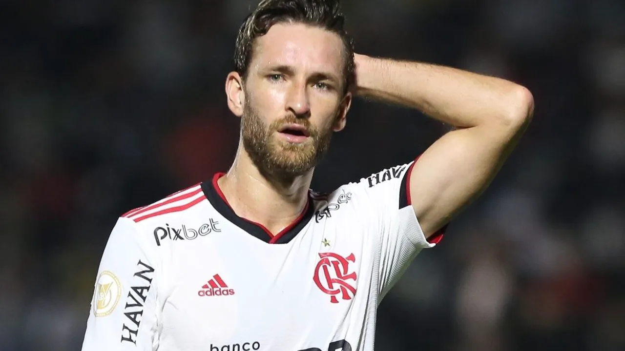 Presidente do Flamengo Bap em entrevista coletiva com escudo do clube ao fundo