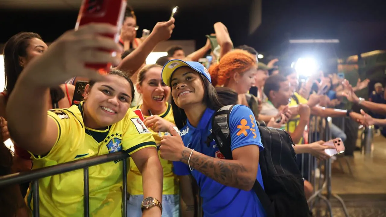 Torcedoras brasileiras na arquibancada com a camisa da Seleção Feminina em amistoso contra os Estados Unidos