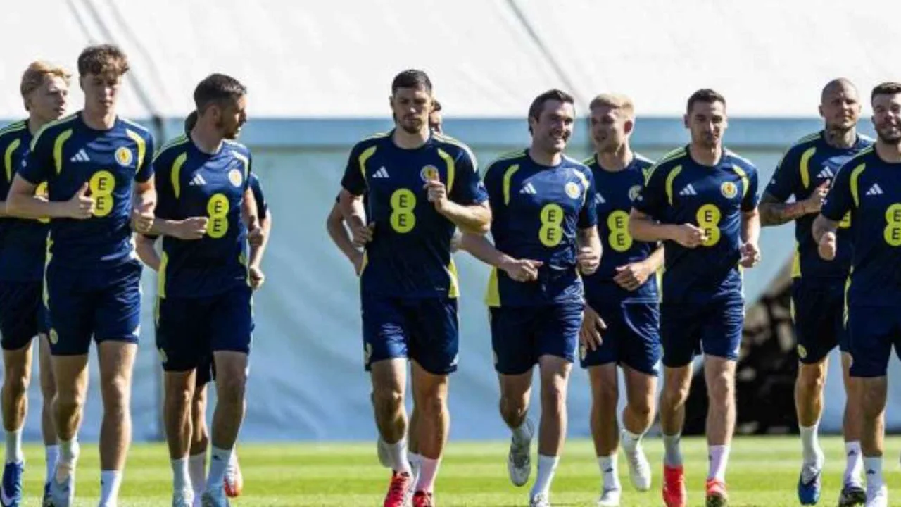 Andrew Robertson com a camisa da Escócia durante partida das eliminatórias para a Copa do Mundo