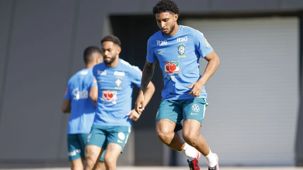 Éderson com a camisa da Atalanta celebra título da Liga Europa, em contraste com sua passagem pelo Corinthians