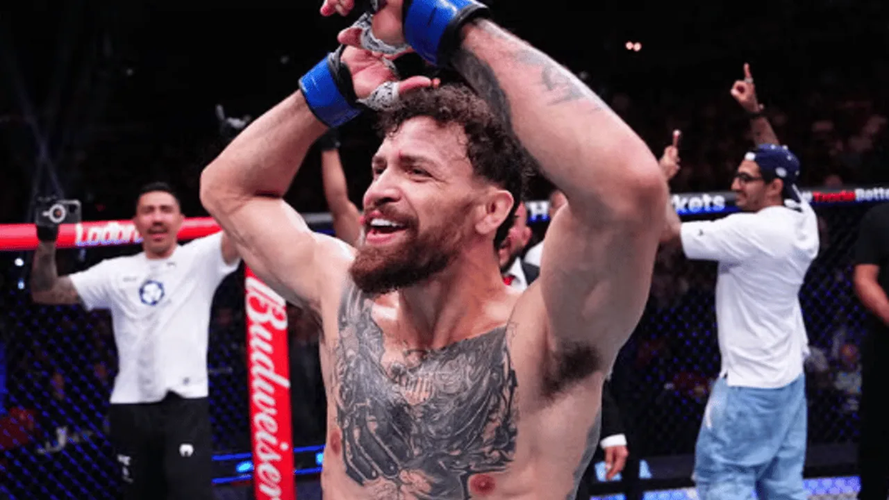 Dricus du Plessis em posição de luta no octógono do UFC, com olhar focado no adversário
