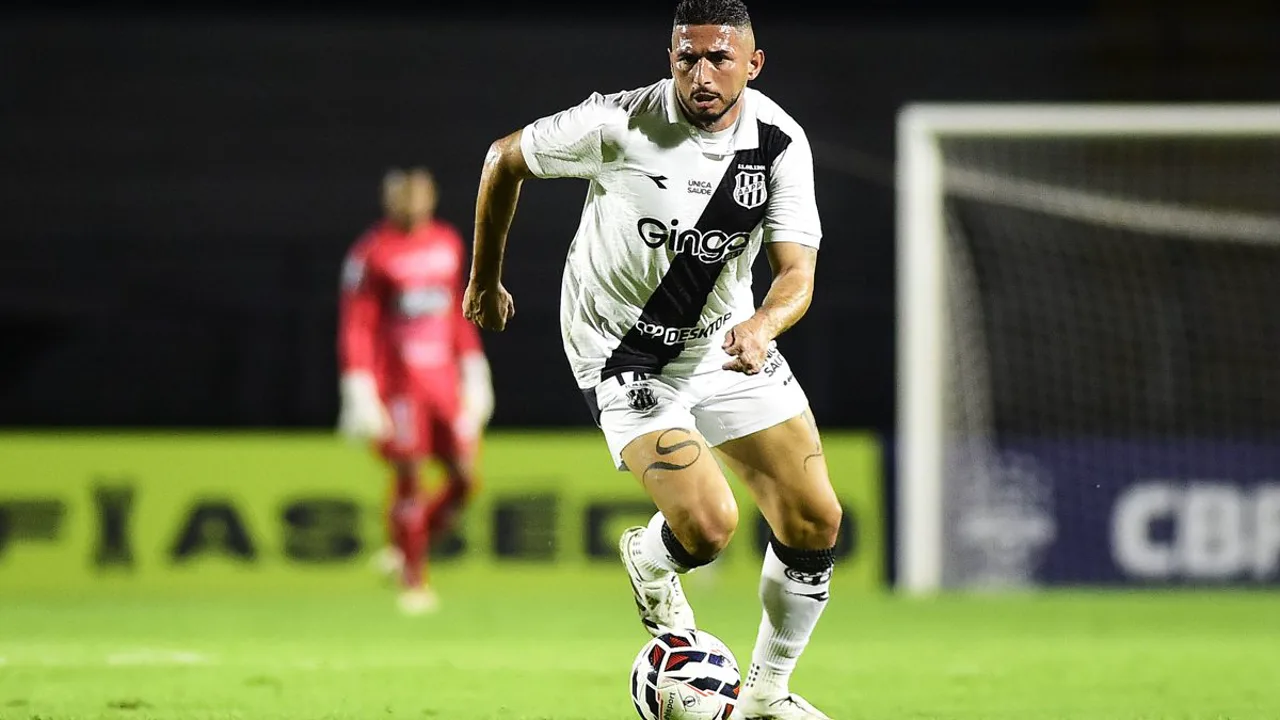 Jogadores de Ponte Preta e Cuiabá disputam bola no Estádio Moisés Lucarelli durante a Série B 2026