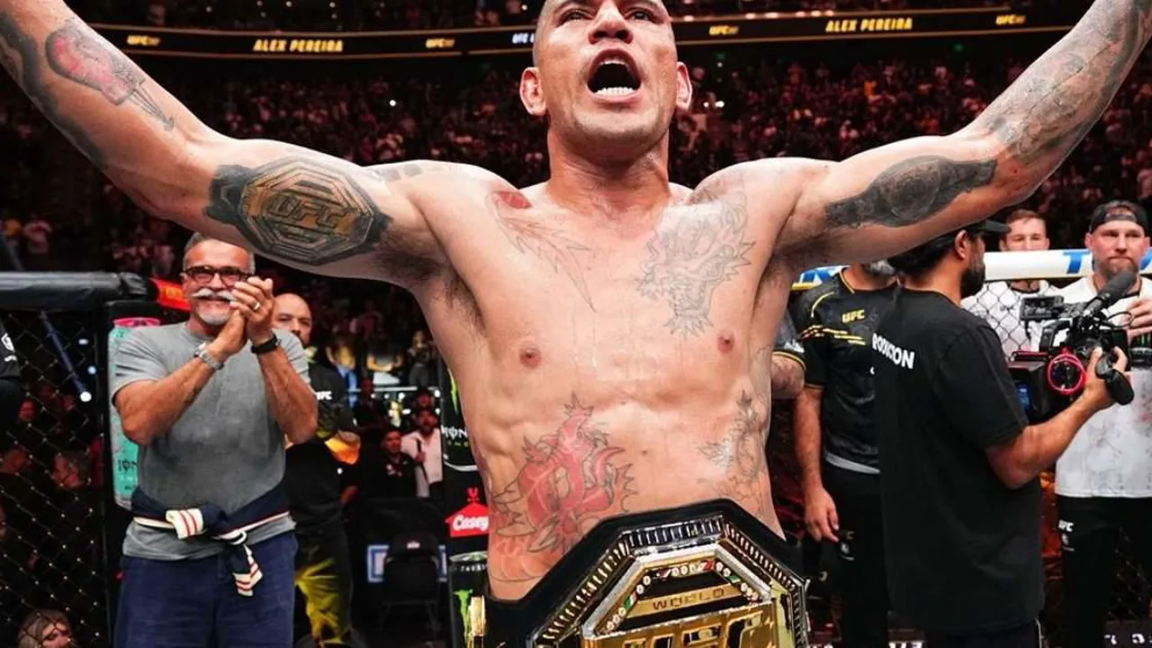 Alex Poatan em posição de luta no octógono do UFC, com cinturão ao fundo, durante pesagem oficial