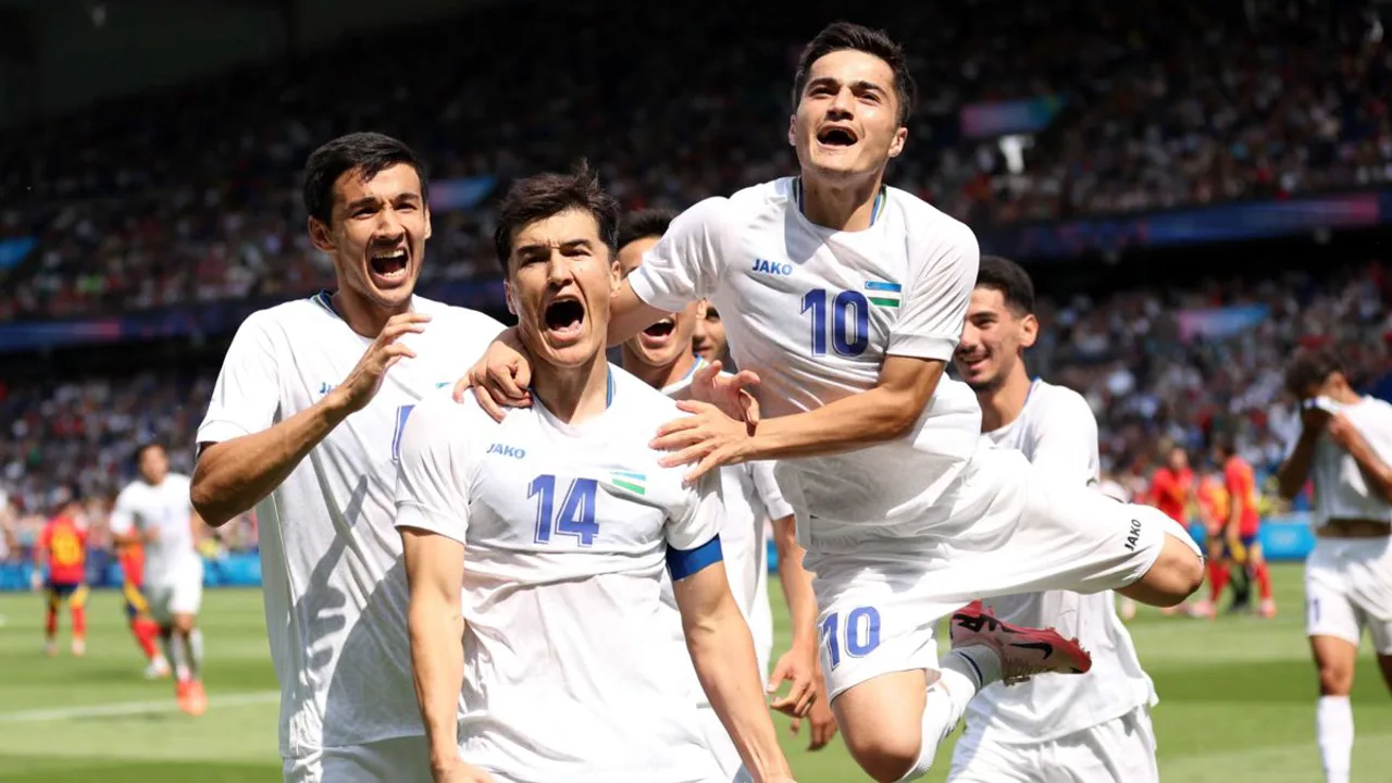 Fabio Cannavaro observa delegação do Uzbequistão passando por revista de segurança antes de amistoso em Nova York