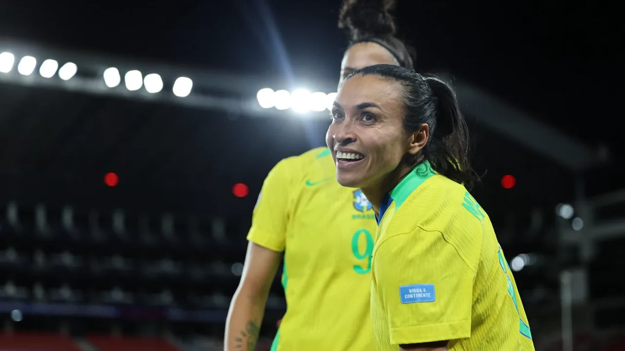 Torcida lotando a Arena Castelão em Fortaleza durante amistoso feminino Brasil x Estados Unidos em junho de 2026