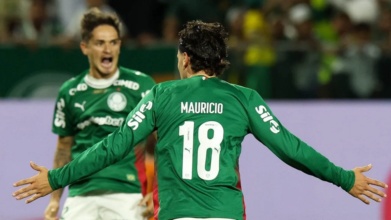 Maurício, meia do Palmeiras, com a camisa da seleção do Paraguai ao lado de Gustavo Gómez e Ramón Sosa