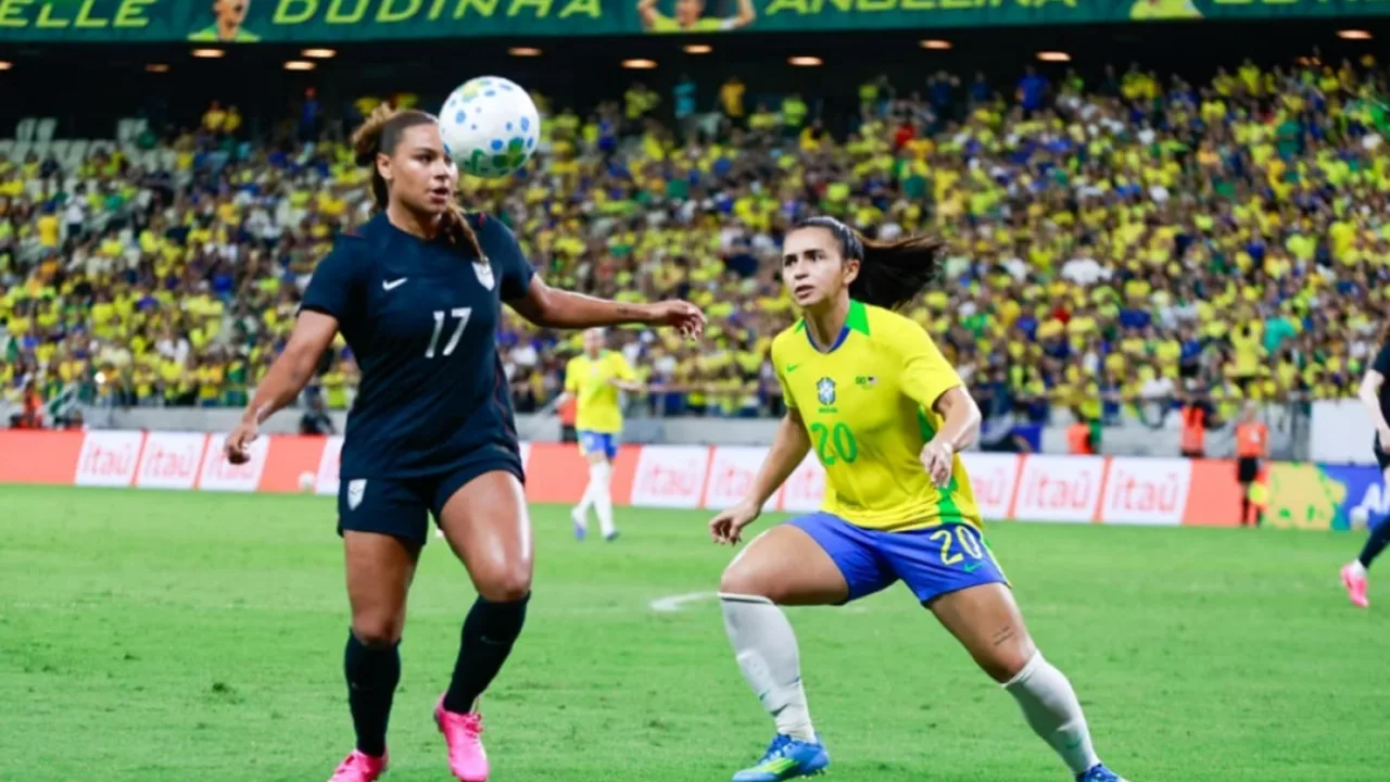 Arthur Elias gesticulando à beira do campo no Castelão lotado com 55 mil torcedores durante Brasil x EUA no futebol feminino