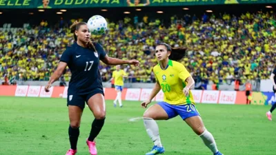 Arthur Elias acusa xenofobia após 5 expulsões e derrota com recorde de 55 mil
