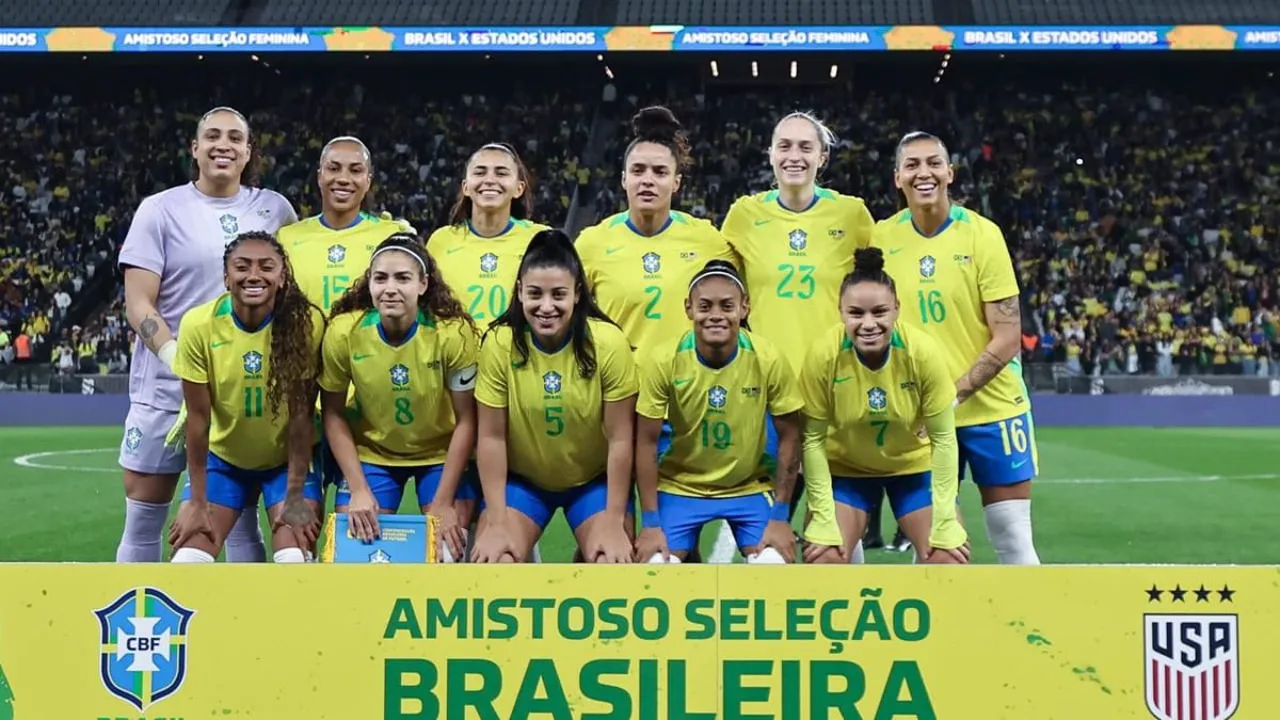 Jogadoras da seleção brasileira feminina comemorando gol contra os Estados Unidos na Neo Química Arena