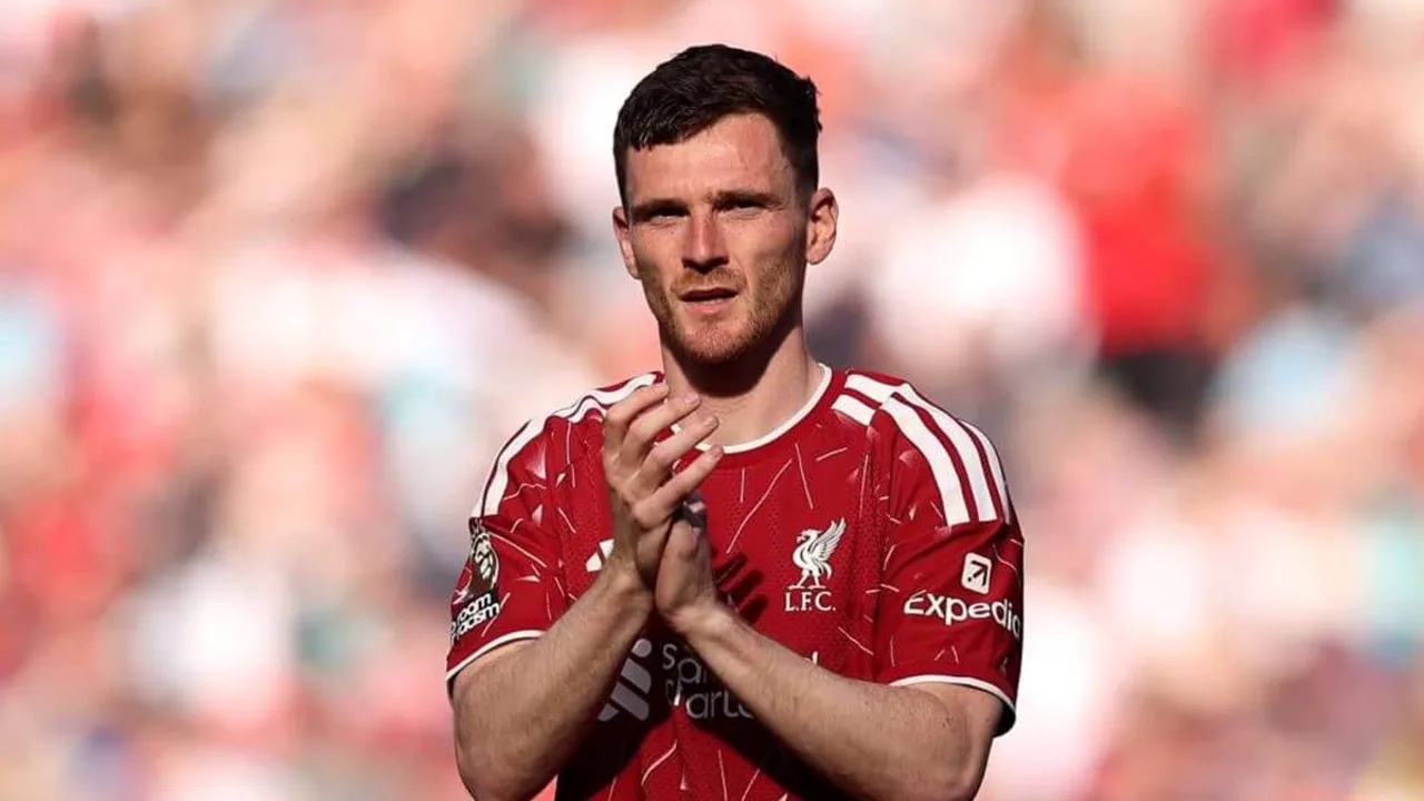 Andy Robertson com a camisa da Escócia olhando para o horizonte em campo, expressão reflexiva antes da Copa do Mundo 2026
