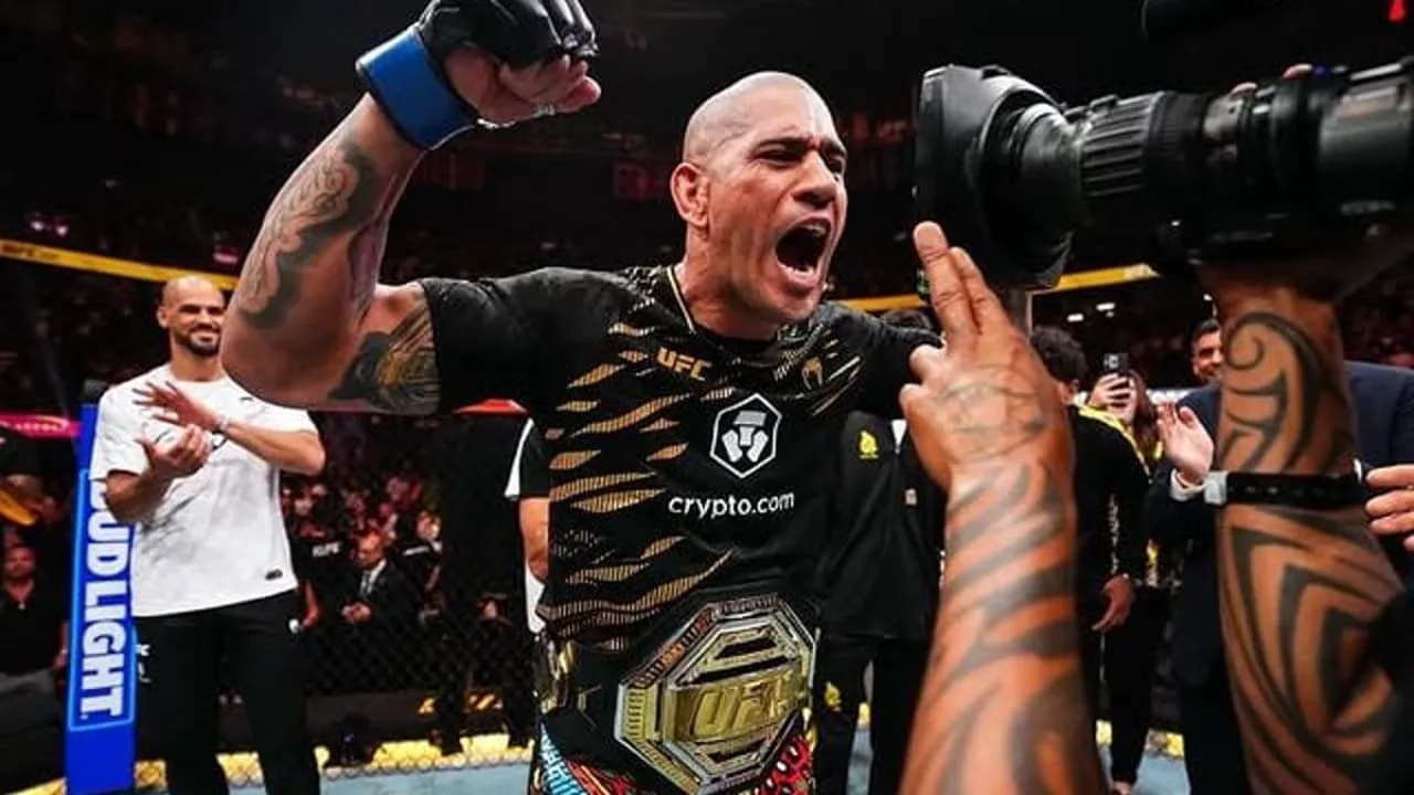 Alex Poatan com cinturão do UFC após nocaute, em pose de celebração no octógono