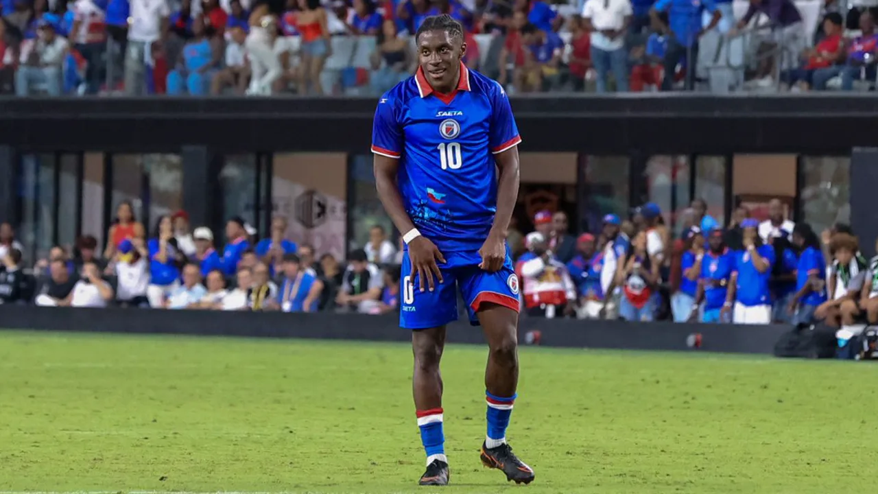 Camisa azul e vermelha do Haiti com ilustração histórica da Batalha de Vertières para a Copa do Mundo 2026