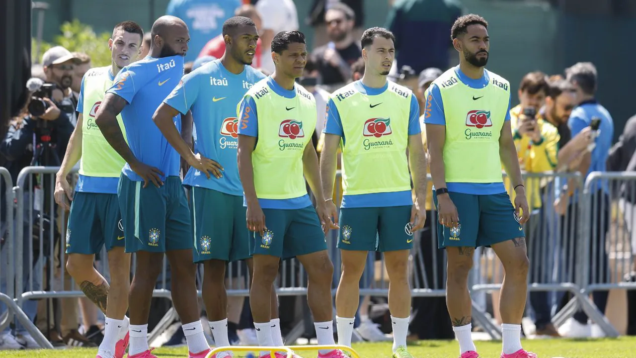 Carlo Ancelotti observa treino da Seleção Brasileira durante preparação para a Copa do Mundo 2026