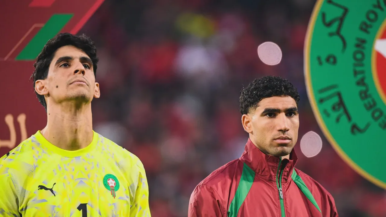 Jogadores de Marrocos comemorando classificação na Copa do Mundo do Qatar 2022 com bandeiras e euforia no campo
