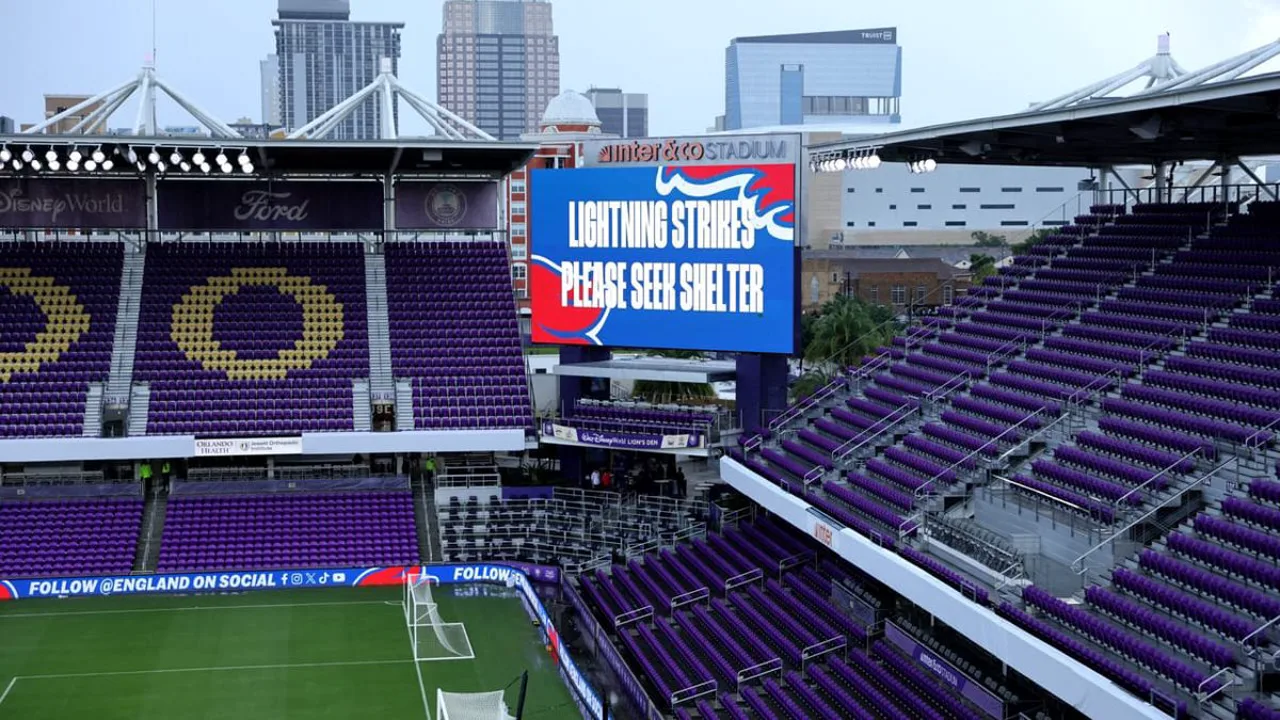 Estádio americano sob tempestade com raios ao fundo durante jogo da Copa do Mundo 2026
