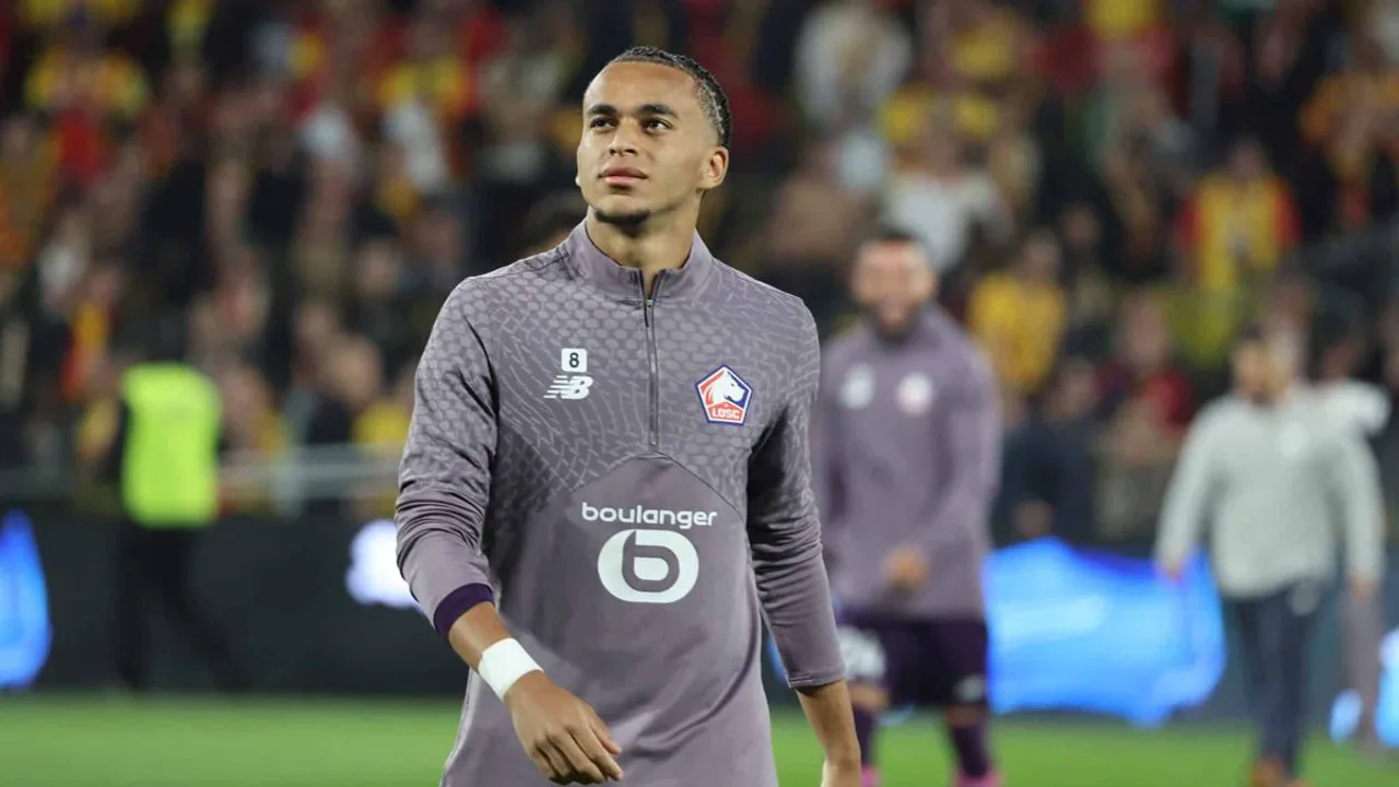 Messi e Mbappé em campo durante a Copa do Mundo, com placar ao fundo representando a artilharia histórica