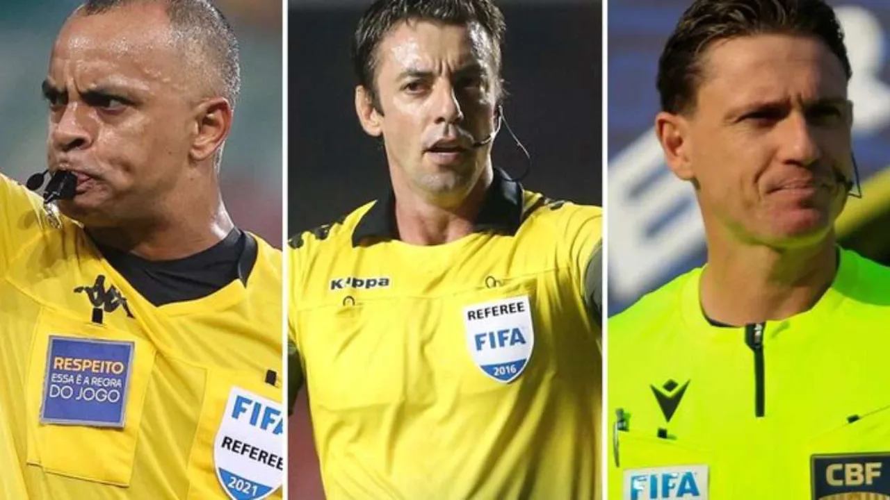 Árbitro apitando partida da Copa do Mundo com cartão na mão, gramado ao fundo