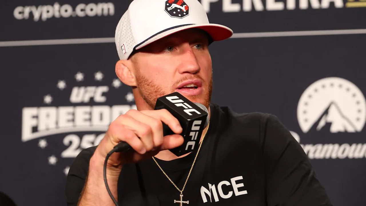 Justin Gaethje e Ilia Topuria se encaram no media day do UFC White House em Washington DC