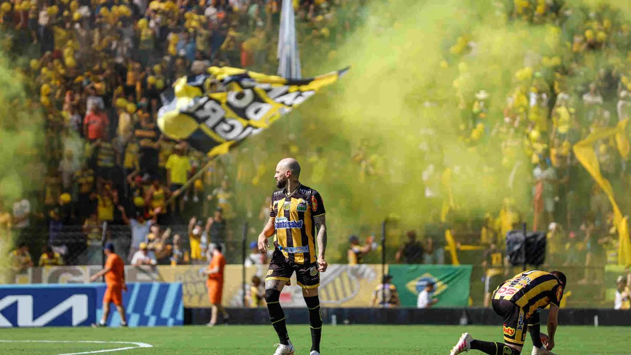 Robson comemora gol pelo Novorizontino contra o Goiás no Estádio Hailé Pinheiro pela Série B 2026