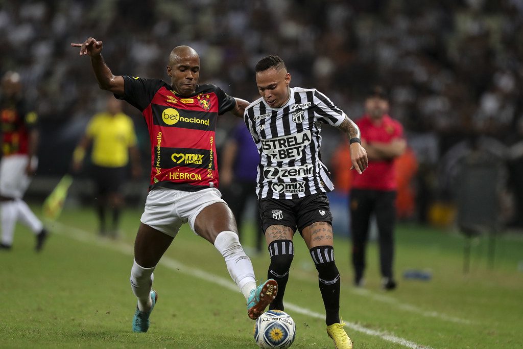 O momento que decidiu o jogo Júlio e Melk fecham o primeiro tempo e C