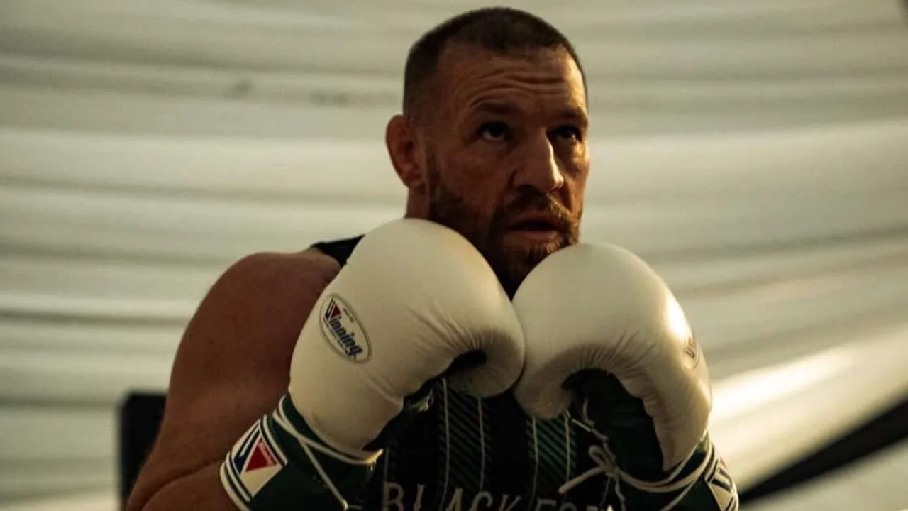 Conor McGregor e Max Holloway frente a frente no octógono do UFC em evento de grande bilheteria