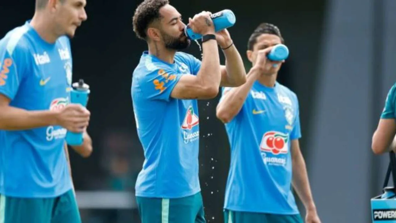 Jogadores em campo sob sol intenso durante amistoso pré-Copa do Mundo 2026 nos Estados Unidos