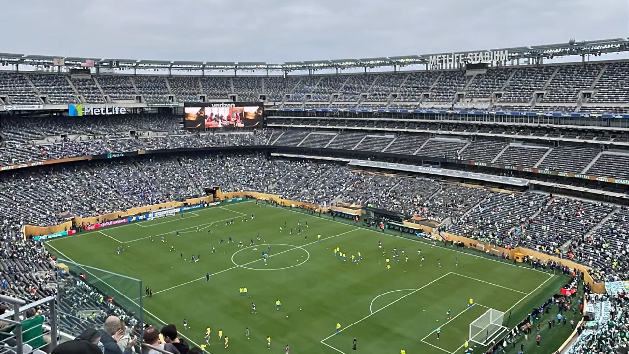 Torcedores assistindo à fase de grupos da Copa do Mundo 2026 em estádio lotado nos Estados Unidos