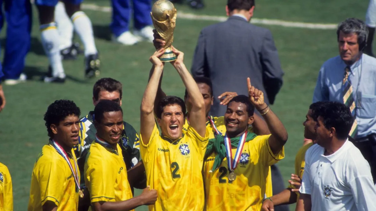 Hugo Broos, técnico da África do Sul, observa o gramado do Estádio Azteca antes da abertura da Copa do Mundo 2026