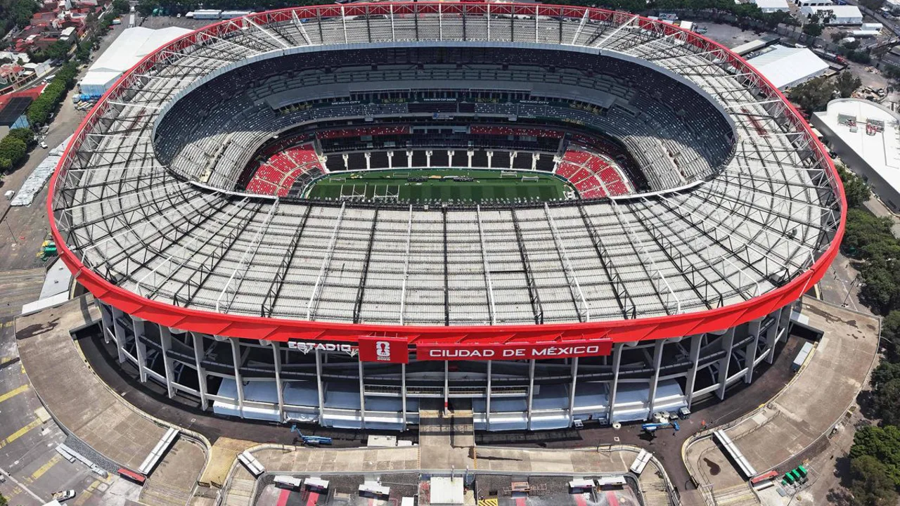 Estádio Azteca sob nuvens escuras com raios ao fundo na Cidade do México durante abertura da Copa 2026