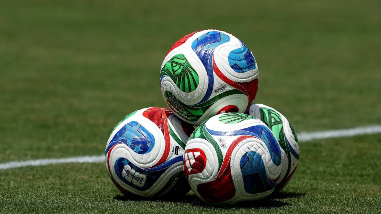Bola Trionda da Copa do Mundo 2026 com chip embutido sob luz de estádio, cores vermelho verde e azul