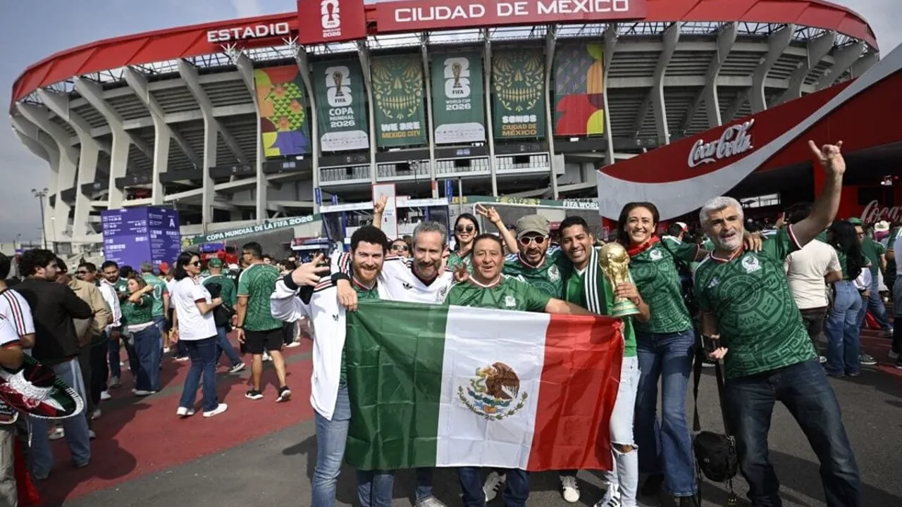 Filas de torcedores nos arredores do Estádio Azteca na abertura da Copa do Mundo 2026 na Cidade do México