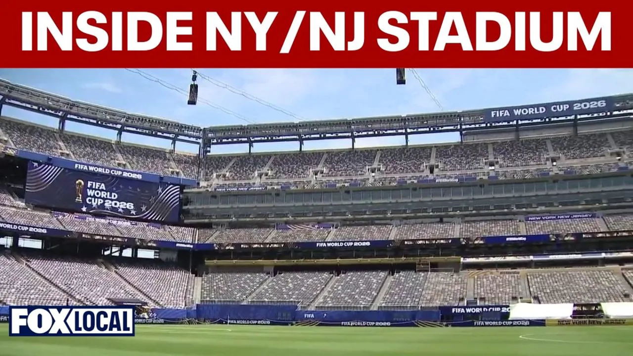 Estádio MetLife em Nova Jersey com céu escuro e nuvens de tempestade ao fundo durante jogo noturno