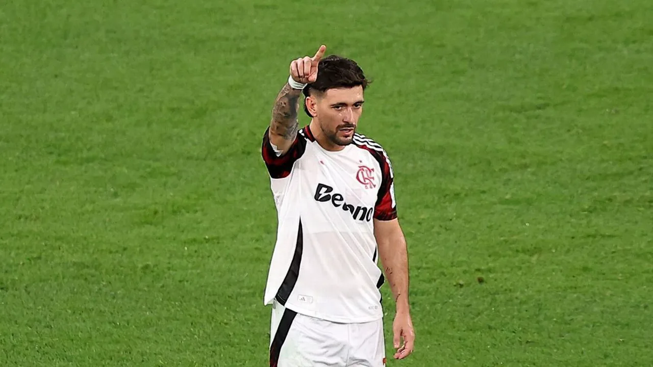 Giorgian De Arrascaeta com a camisa do Uruguai em campo durante partida das Eliminatórias Sul-Americanas