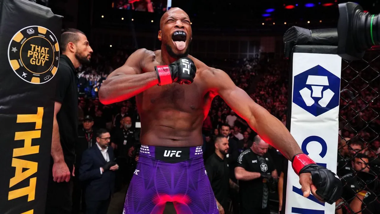 Alex Pereira com expressão concentrada durante pesagem do UFC Freedom 250 na Casa Branca em Washington