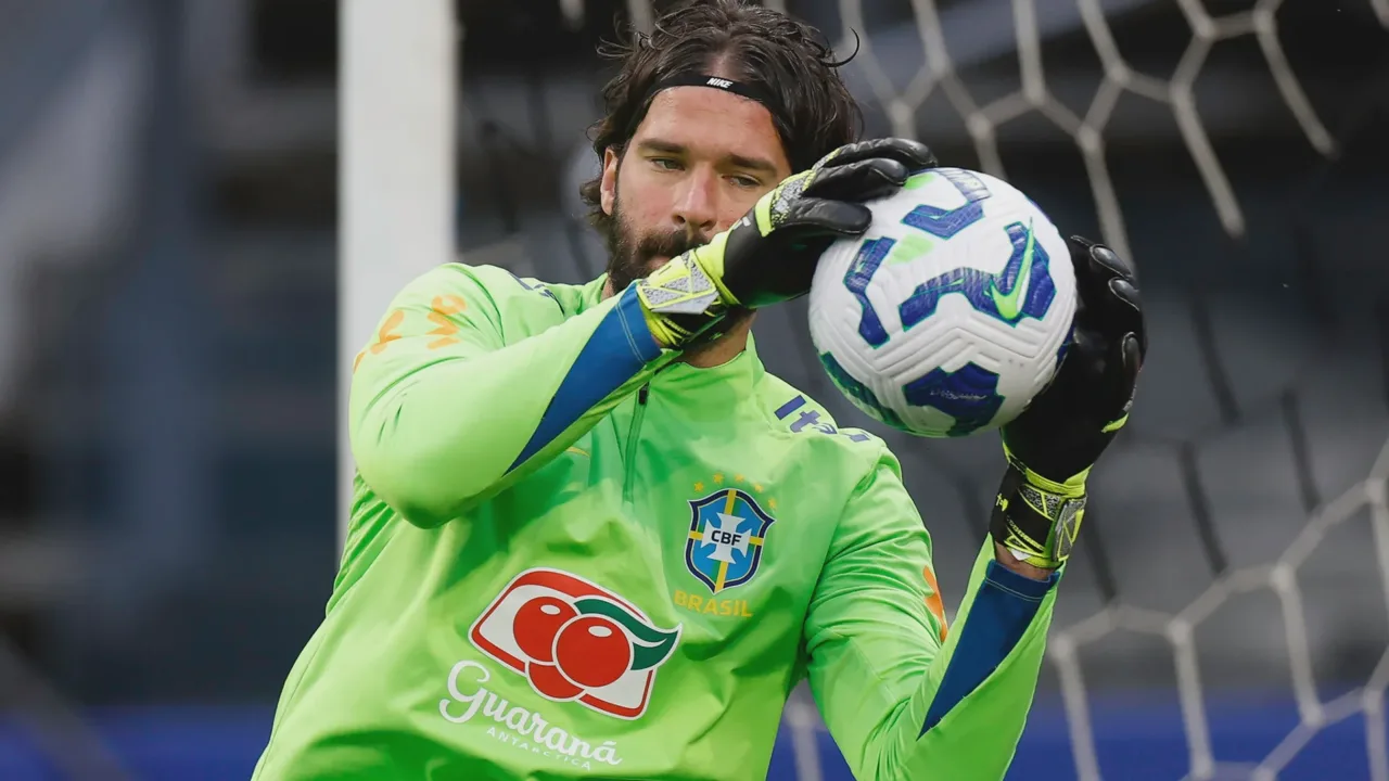 Alisson com a camisa 1 da Seleção Brasileira em posição de defesa durante treino antes da Copa do Mundo 2026