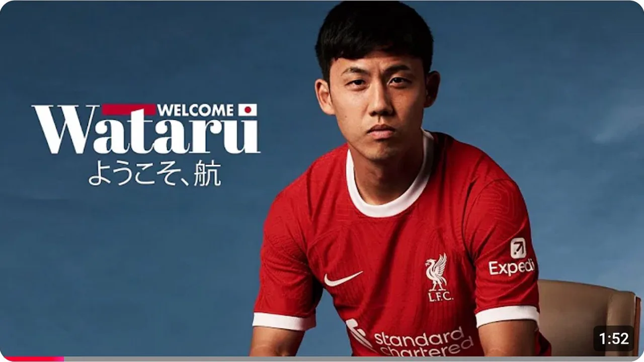 Wataru Endo com a braçadeira de capitão do Japão em campo durante partida da seleção japonesa