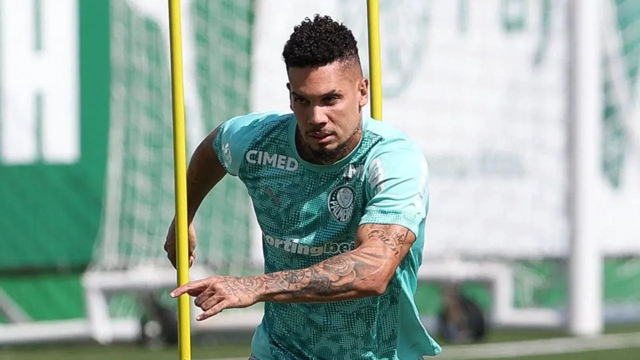 Árbitro com câmera acoplada à orelha em campo durante partida do Mundial de Clubes da FIFA