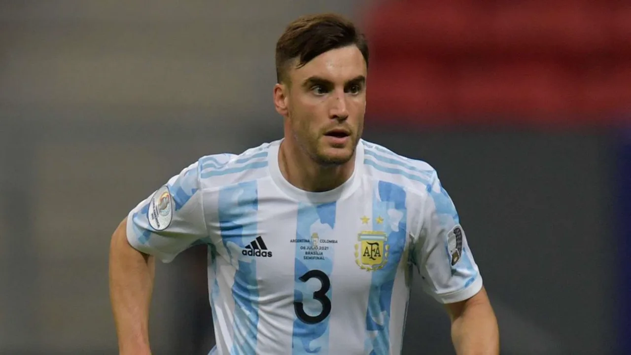 Marcos Senesi e Wataru Endo em imagens separadas com uniformes de suas seleções, Argentina e Japão, Copa do Mundo 2026