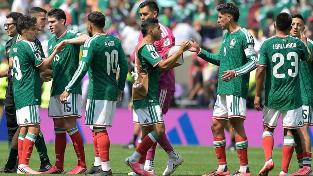 Donald Trump em evento esportivo nos EUA com bandeira americana ao fundo, SoFi Stadium visto de cima